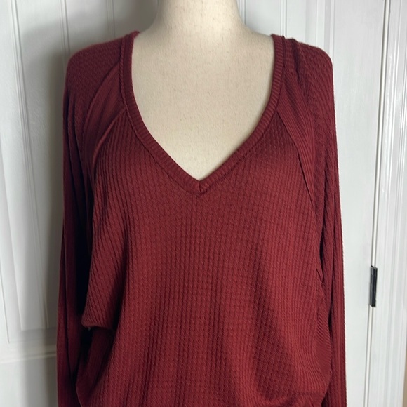We The Free red burgundy Waffle Thermal Long Sleeve V-Neck Shirt Size M - Picture 3 of 11